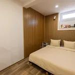 Vousata Dama Praga