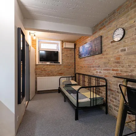 Vousata Dama - Ps3 - Parking Free Apartment Prague