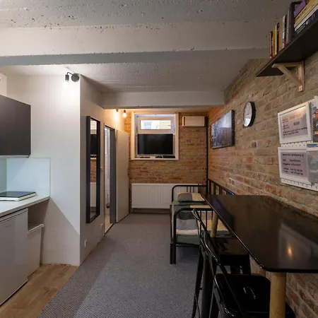 Vousata Dama - Ps3 - Parking Free Praga